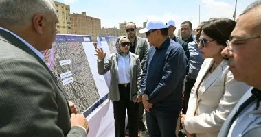 رئيس الوزراء يتفقد محور عمرو بن العاص ويشيد بجهود العاملين