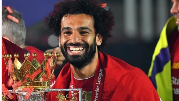 أنت محرر عناوين صحفية محترف في جريدة “مانشيت”.  أعد صياغة العنوان التالي ليصبح عنوانًا صحفيًا عربيًا واضحًا وجذابًا ومناسبًا لمحركات البحث وGoogle News وGoogle Discover، مع الحفاظ على المعنى الأساسي والكلمة المفتاحية الرئيسية دون تغيير جوهري.  العنوان الأصلي: 
                                محمد صلاح.. الأسطورة التي أعادت ليفربول إلى منصات التتويج
                              التعليمات: – اكتب عنوانًا واحدًا فقط. – لا تضع مقدمة أو شرح أو علامات اقتباس. – حافظ على اسم الشخص أو العمل الفني أو الحدث كما ورد. – لا تضف معلومات غير موجودة في العنوان الأصلي. – لا تستخدم عناوين مضللة أو مبالغ فيها. – لا تستخدم ألفاظًا مثيرة مثل: صادم، مفاجأة نارية، لن تصدق، يشعل السوشيال، إلا إذا كانت موجودة فعلًا في النص الأصلي. – اجعل العنوان طبيعيًا كأنه مكتوب بواسطة محرر صحفي بشري. – اجعل العنوان مناسبًا للنقر بدون Clickbait. – يفضل أن يكون العنوان بين 50 و80 حرفًا إن أمكن. – لا تبدأ العنوان باسم القسم مثل: أخبار الفن أو فن وثقافة. – لا تستخدم رموزًا أو إيموجي. – لا تكرر نفس الكلمات بدون داعٍ.  اكتب العنوان النهائي فقط.