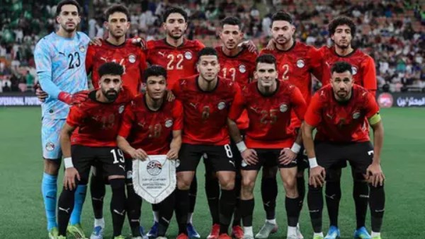 أنت محرر عناوين صحفية محترف في جريدة “مانشيت”.  أعد صياغة العنوان التالي ليصبح عنوانًا صحفيًا عربيًا واضحًا وجذابًا ومناسبًا لمحركات البحث وGoogle News وGoogle Discover، مع الحفاظ على المعنى الأساسي والكلمة المفتاحية الرئيسية دون تغيير جوهري.  العنوان الأصلي: 
                                التذاكر مجانية.. رئيس شركة العاصمة الإدارية يكشف سبب نقل مباراة مصر وروسيا ويعلن العديد من المفاجآت للجماهير
                              التعليمات: – اكتب عنوانًا واحدًا فقط. – لا تضع مقدمة أو شرح أو علامات اقتباس. – حافظ على اسم الشخص أو العمل الفني أو الحدث كما ورد. – لا تضف معلومات غير موجودة في العنوان الأصلي. – لا تستخدم عناوين مضللة أو مبالغ فيها. – لا تستخدم ألفاظًا مثيرة مثل: صادم، مفاجأة نارية، لن تصدق، يشعل السوشيال، إلا إذا كانت موجودة فعلًا في النص الأصلي. – اجعل العنوان طبيعيًا كأنه مكتوب بواسطة محرر صحفي بشري. – اجعل العنوان مناسبًا للنقر بدون Clickbait. – يفضل أن يكون العنوان بين 50 و80 حرفًا إن أمكن. – لا تبدأ العنوان باسم القسم مثل: أخبار الفن أو فن وثقافة. – لا تستخدم رموزًا أو إيموجي. – لا تكرر نفس الكلمات بدون داعٍ.  اكتب العنوان النهائي فقط.