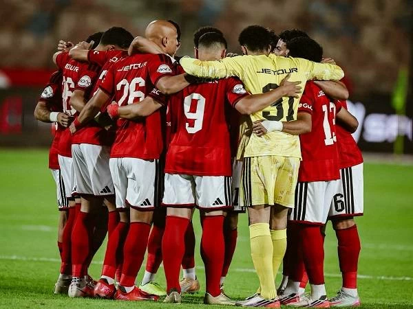 «فلوس بتترمي وهيمشي أونطة».. مدحت شلبي يكشف رحيل نجم الأهلي