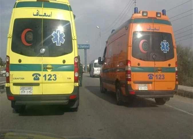 مصرع زوجين وإصابة طفليهما في انقلاب سيارة بطريق «سوهاج–البحر الأحمر»