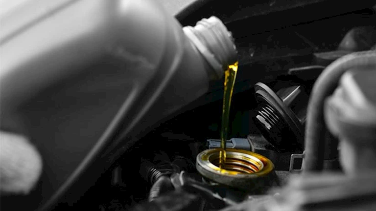 خطوات هامة لاختيار نوعًا مناسبًا لسيارتك.. قبل تغيير زيت المحرك