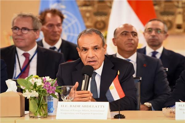 وزير الخارجية يستضيف مائدة مستديرة حول التعافي المبكر في غزة
