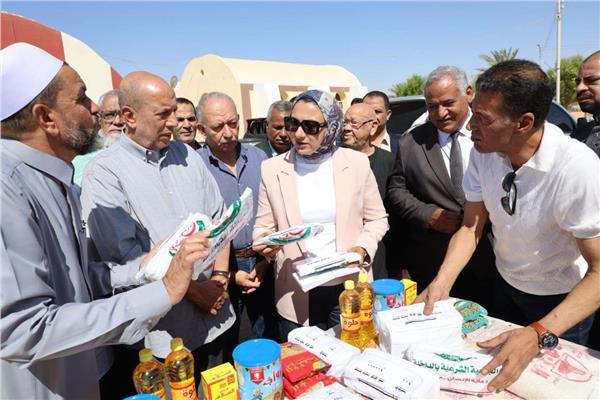 محافظ الوادي الجديد تشهد تدشين «قافلة الخير» بمزرعة الجمعية الشرعية