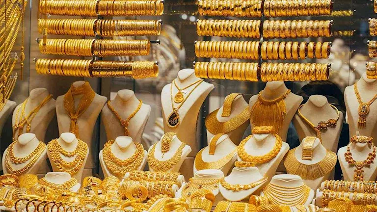 الذهب يستقر وسط توقعات بإبقاء الفائدة مرتفعة لفترة أطول