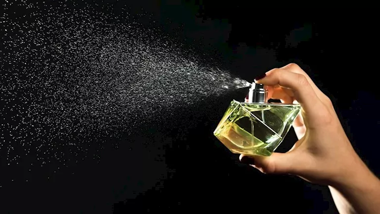 لماذا تختلف رائحة العطر من شخص لآخر؟.. السر في بشرتك