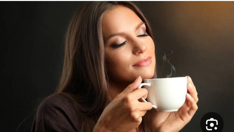 شرب القهوة فور الاستيقاظ.. هل يؤثر على ارتفاع الكورتيزول الطبيعي صباحا؟