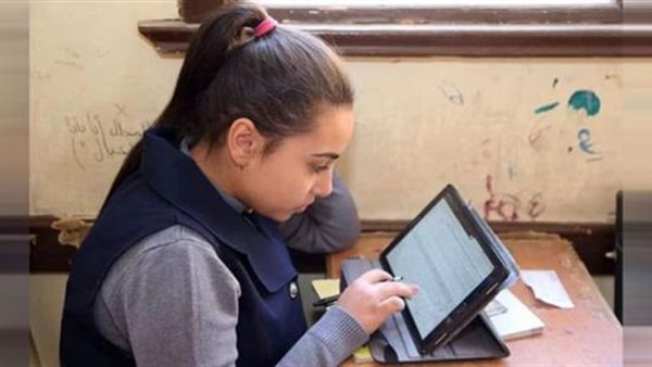 بدء تسليم أجهزة التابلت للمديريات التعليمية تمهيدًا لتوزيعها على المدارس وطلاب الثانوية العامة