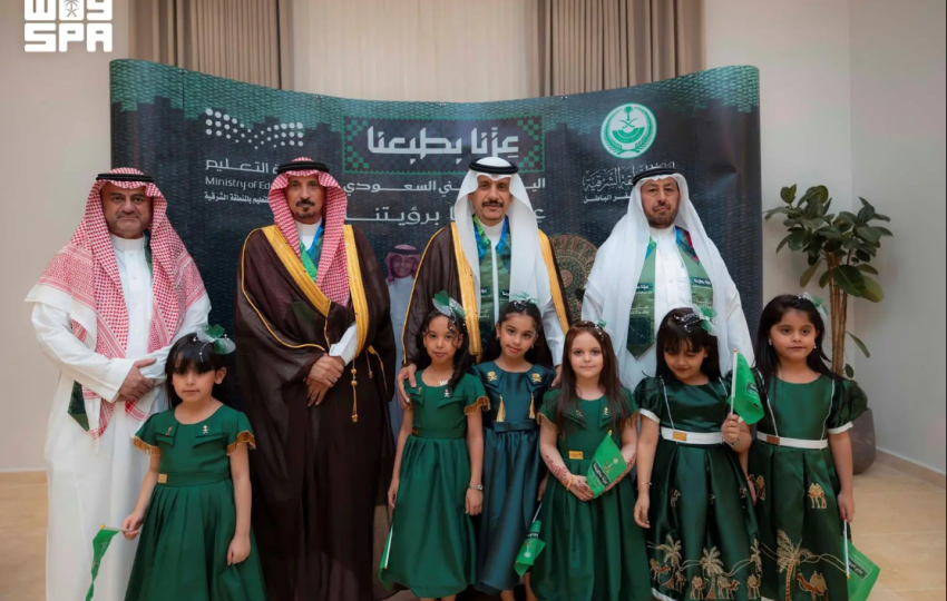 محافظ حفر الباطن يستقبل عددًا من الطلاب والطالبات بمناسبة اليوم الوطني السعودي ويكرم الطالب معاذ الشمري