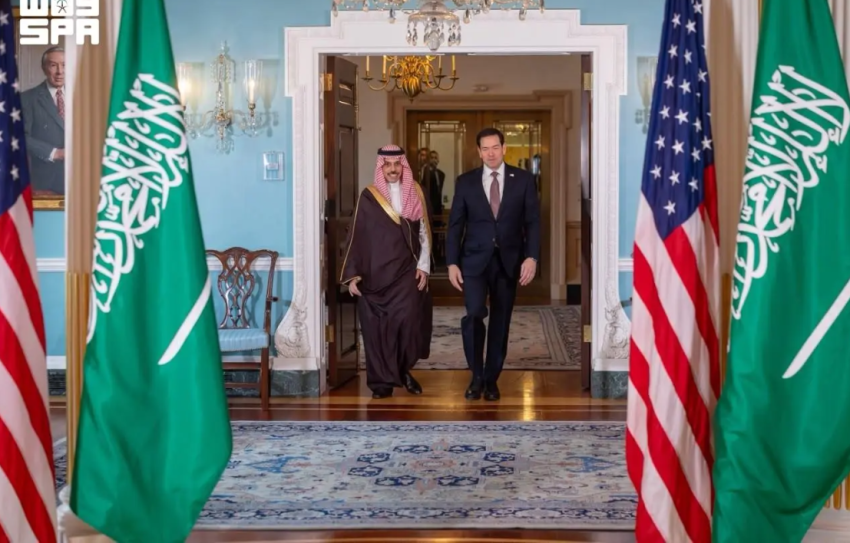وزير الخارجية ونظيره الأمريكي يبحثان المستجدات على الساحتين الإقليمية والدولية وفي مقدمتها التطورات الأمنية والسياسية بالمنطقة