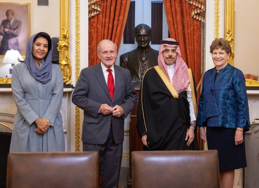 لقاء وزير الخارجية برئيس لجنة العلاقات الخارجية في مجلس الشيوخ الأمريكي
