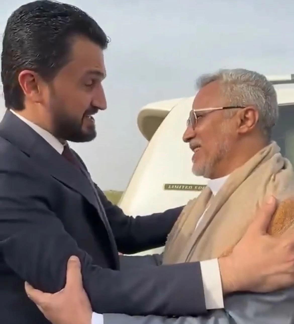«ليس صاروخاً فقط».. لقاء وزير عراقي بقيادي حوثي يفتح ملف الدعم الغامض