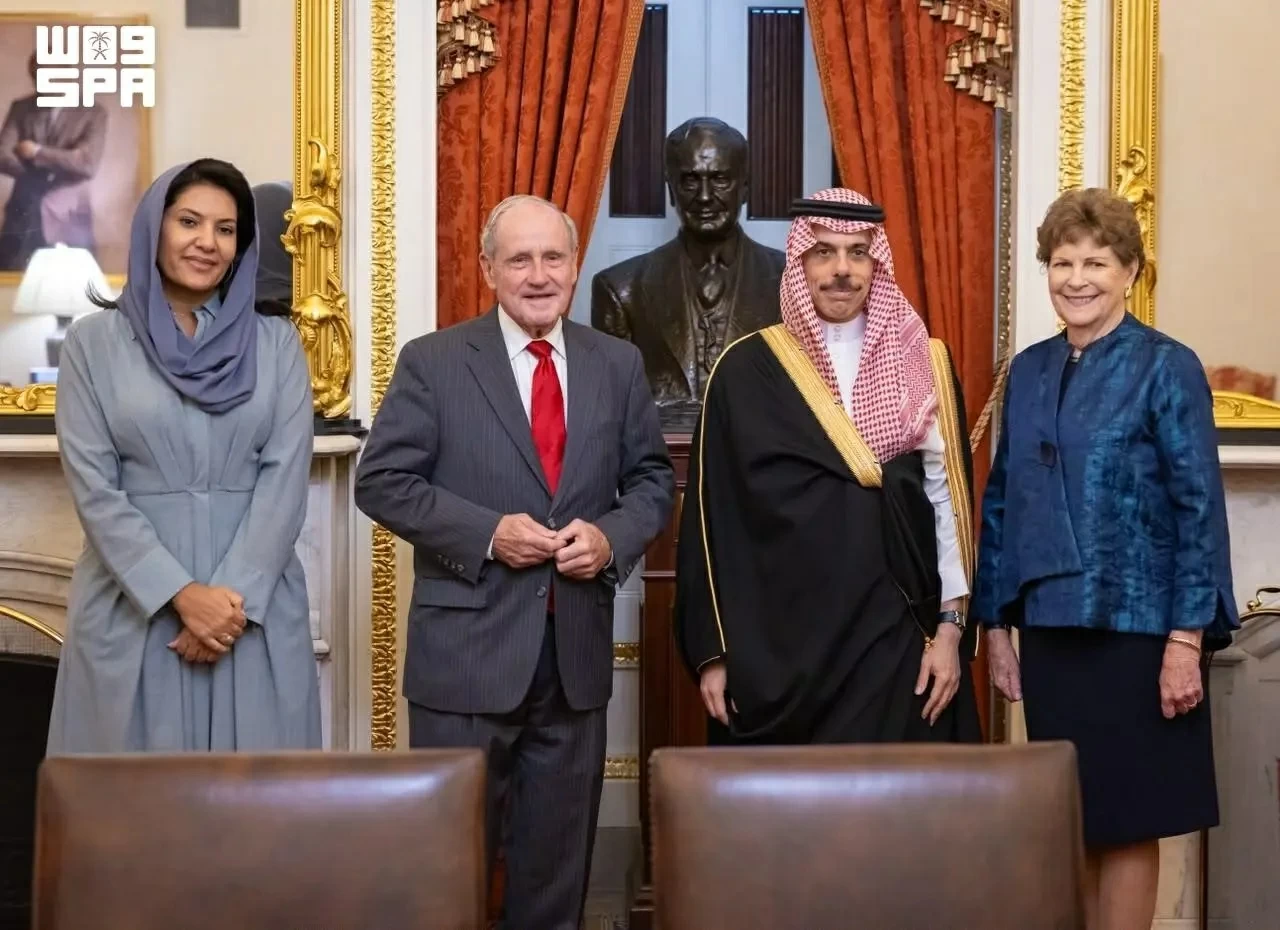 وزير الخارجية يلتقي رئيس لجنة العلاقات الخارجية في مجلس الشيوخ الأمريكي
