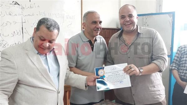 أول تعليق من مدير مدرسة بشبين القناطر على اتهامه بإهانة مدرس خلال الطابور: بينا علاقة طيبة وكنت لسه مكرّمه