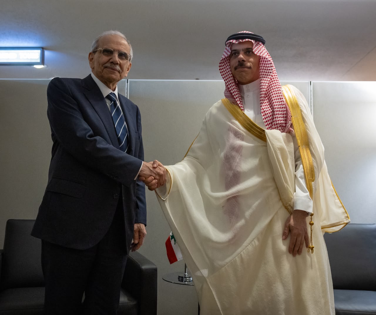 جريدة الرياض | وزير الخارجية يلتقي رئيس الوزراء اللبناني