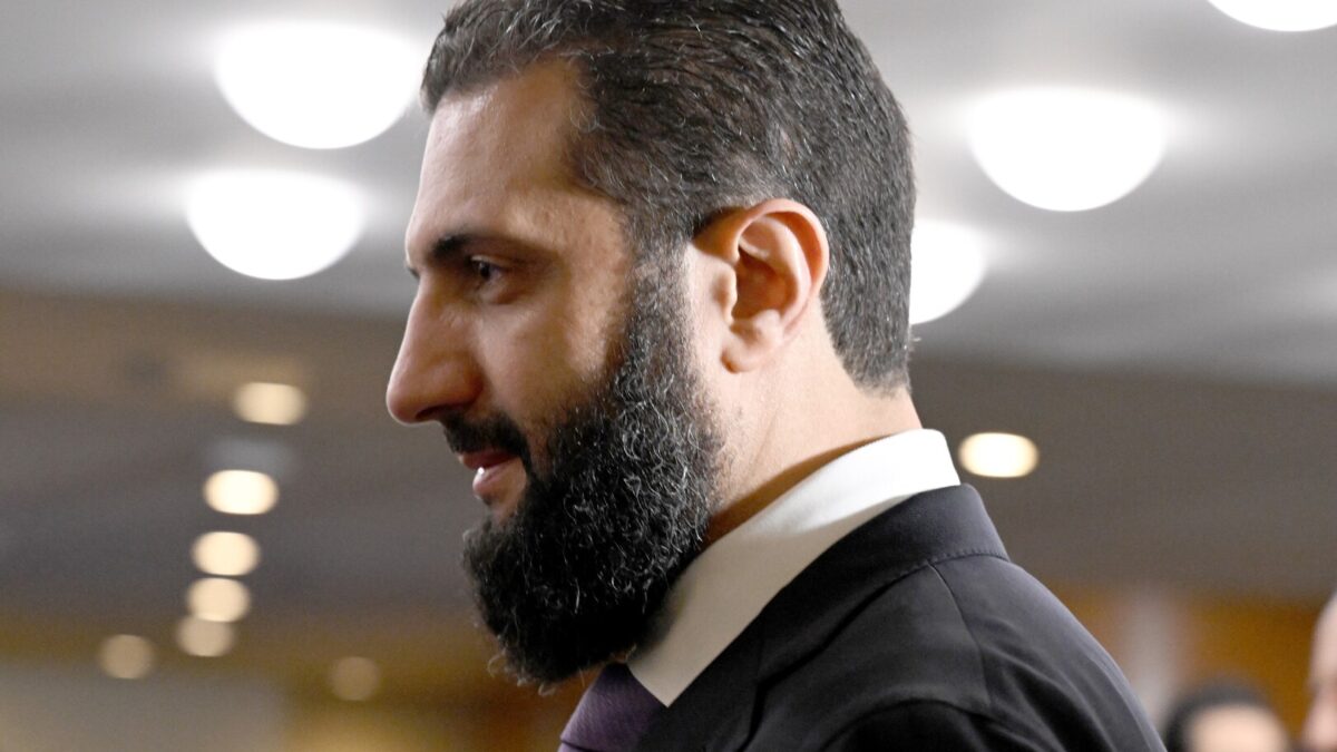 الشرع يشرح للمجلس الأطلسي اجراءات تفكيك الفصائل وسبب رفضه لـ”المحاصصة” ومستقبل الأكراد السوريين