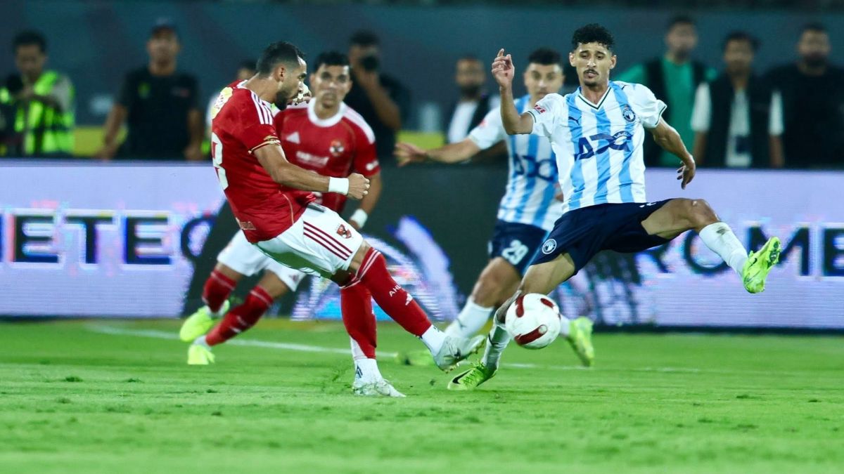 صراع الأهلي وبيراميدز يشتعل مجددا .. مدافع مقابل ثلاثة لاعبين !