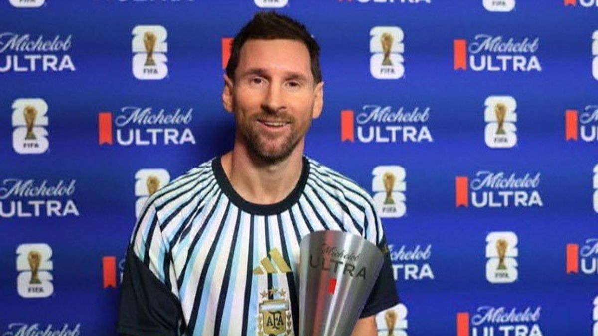 لقطة غريبة من ميسي بعد التتويج .. ماذا قال لمسئول الدوري الأمريكي ؟