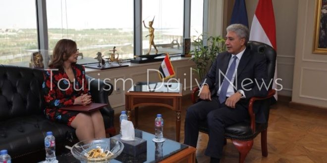 وزير السياحة والآثار يلتقي السفيرة المصرية بـسنغافورة لدفع حركة التنشيط
