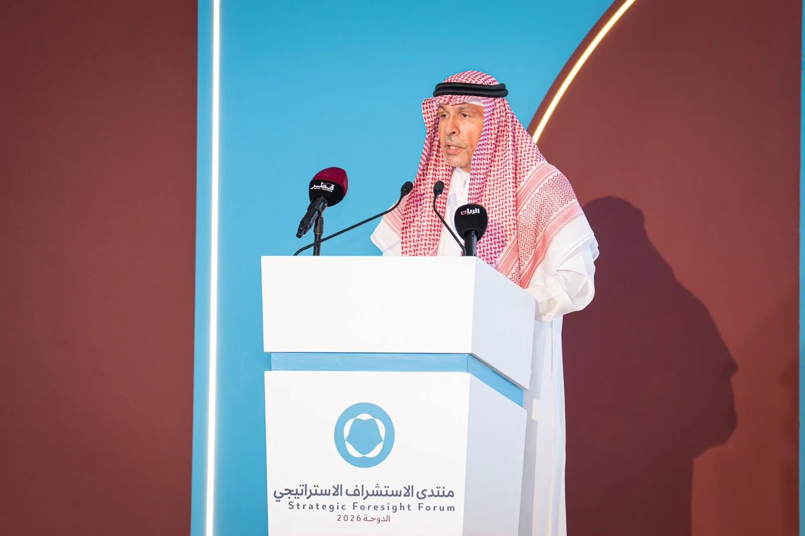 الأنصاري في منتدى الدوحة: «لا نُعد موظفًا فحسب بل إنسانًا»