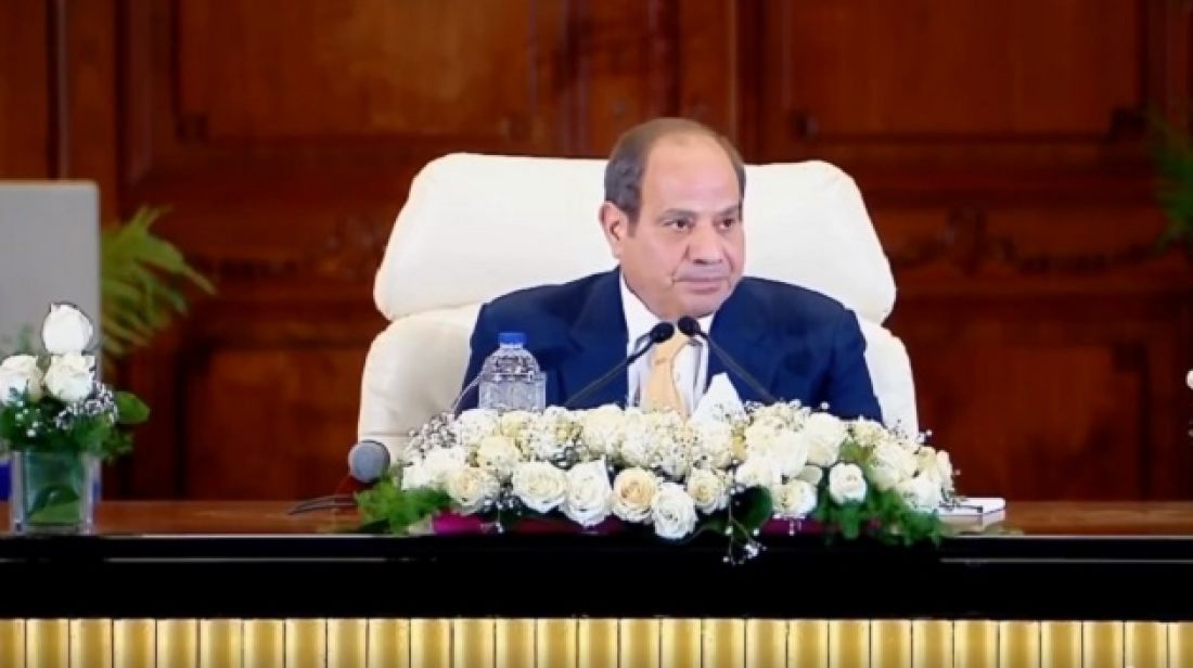 طلب منه مالاً لتمويل مشروع.. السيسي لرجل أعمال: ‘أنا مجتش عليك جامد’ (فيديو)