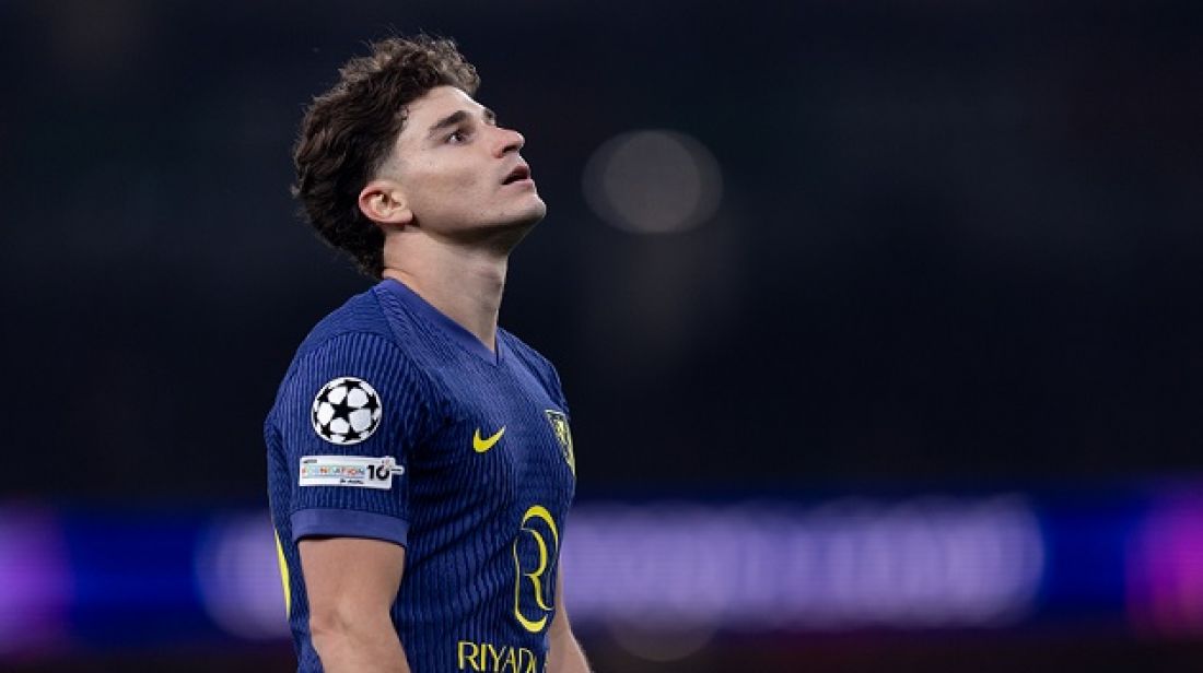 برشلونة يُغرَّم بسبب اتصالاته بخوليان ألفاريز