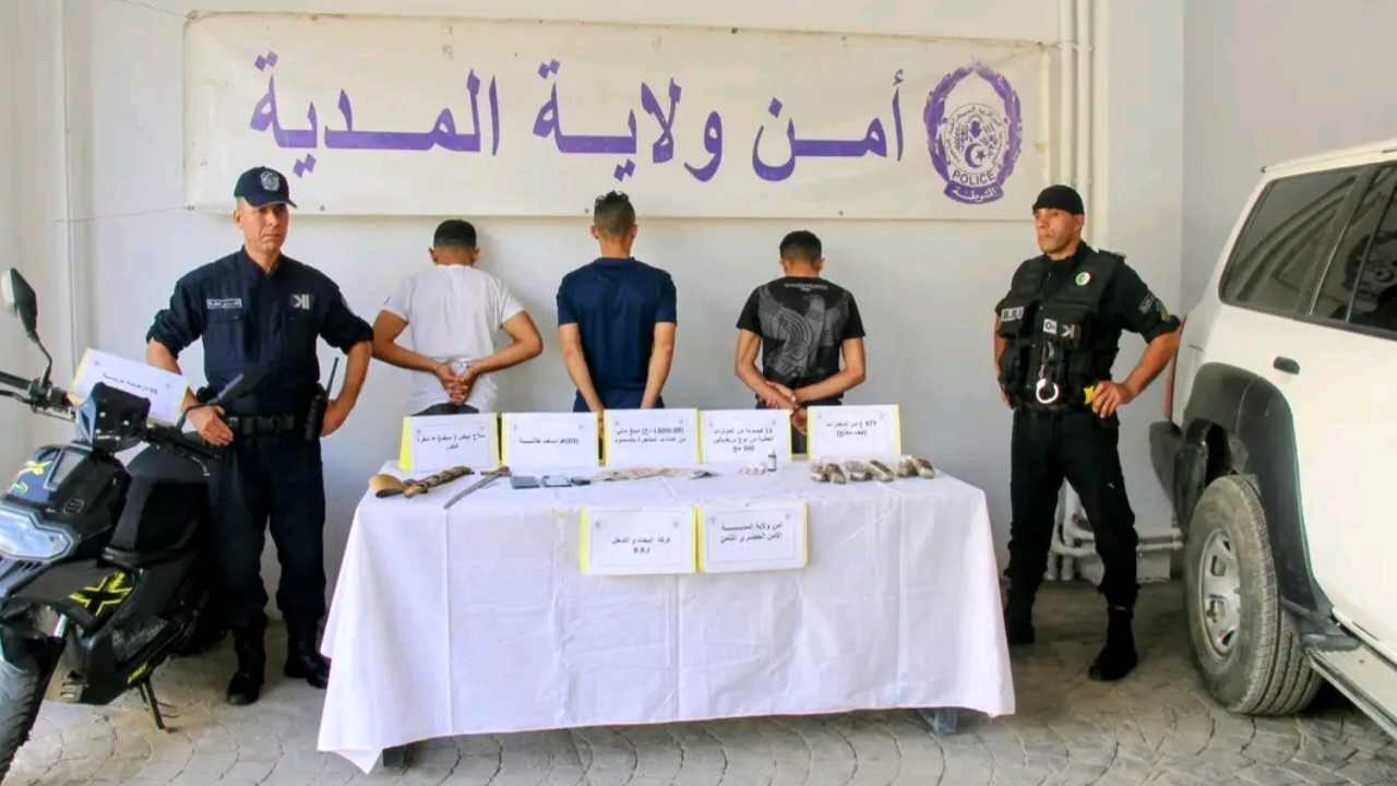أمن المدية يفكك شبكة للاتجار بالمخدرات ويحجز قرابة كيلوغرام من الكيف المعالج