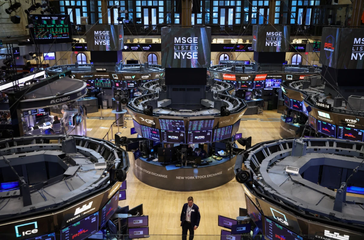 الأسهم العالمية تقترب من مستويات قياسية رغم ضغط النفط والعوائد