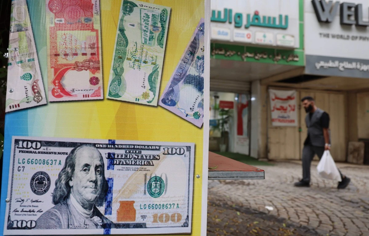 العراق يخفض سعر الدينار بنحو 15% مقابل الدولار