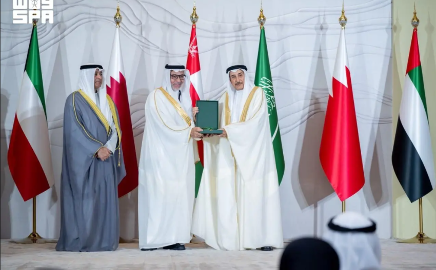 “أمانة مجلس التعاون” تكرّم الزويد بوسام الكفاءات في الخدمة المدنية والتنمية الإدارية