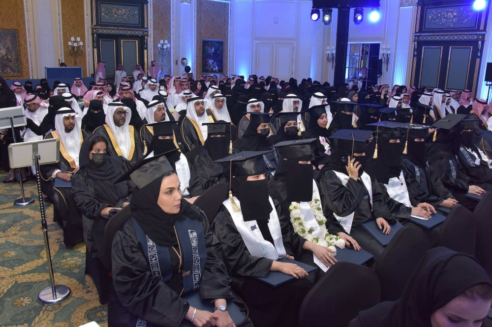 صور.. فرع معهد الإدارة العامة بالشرقية يحتفل بتخريج 77 خريجًا وخريجة