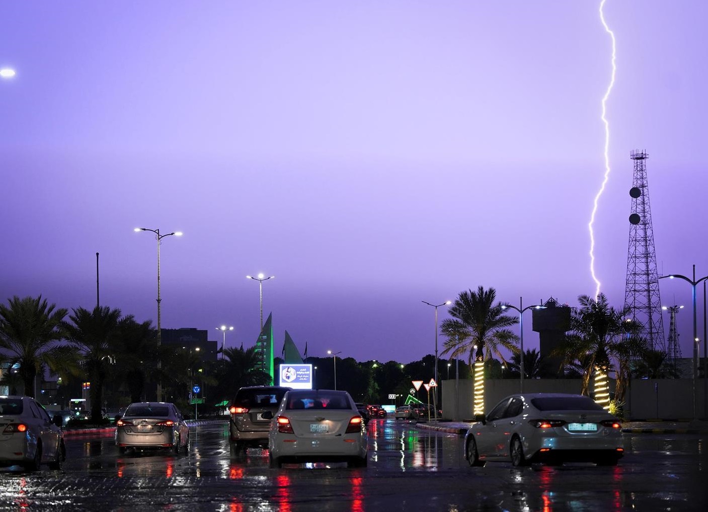جريدة الرياض | البروق ترسم لوحة مبهرة في جازان
