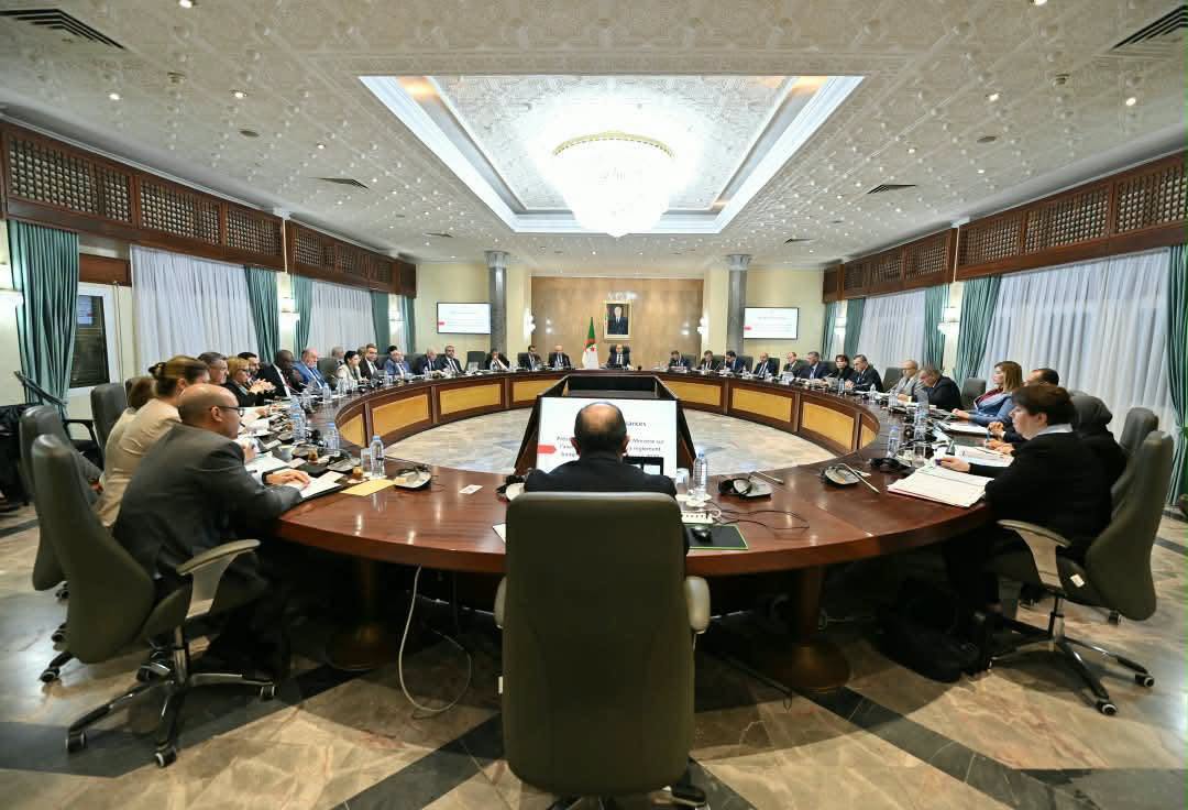 اجتماع الحكومة: التحضير للانتخابات المحلية ومتابعة الإجراءات الميدانية لانطلاق مشاريع السكك الحديدية في عدة ولايات