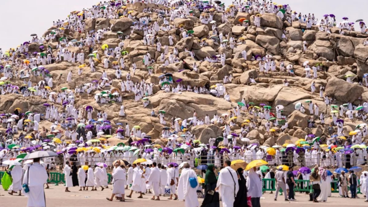 “الشؤون الإسلامية” تعزز حضورها التوعوي في جبل الرحمة لخدمة ضيوف الرحمن
