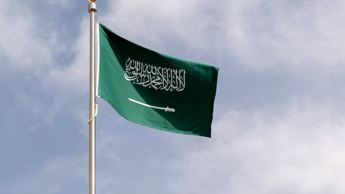 بعد تعليق الرحلات بمطار الملك خالد.. تحركات للخارجية وسفارات المملكة تحظى بإشادات المواطنين