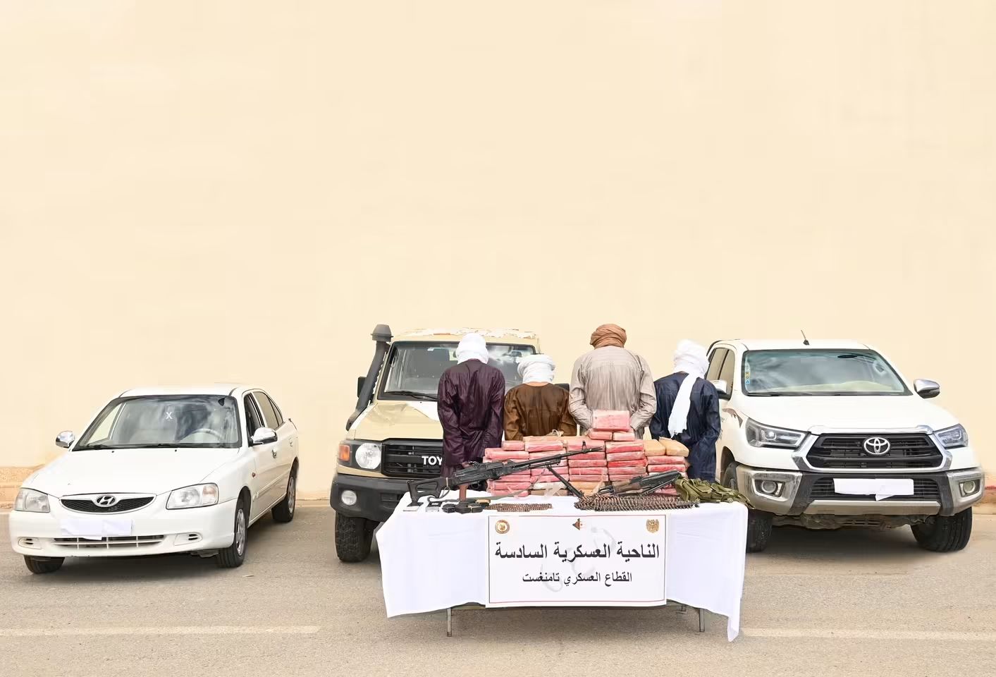 القضاء على مهرب وتوقيف 4 مسلحين بتامنغست