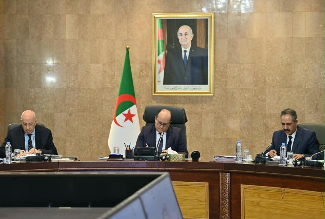 الوزير الأول يترأس اجتماعا للحكومة