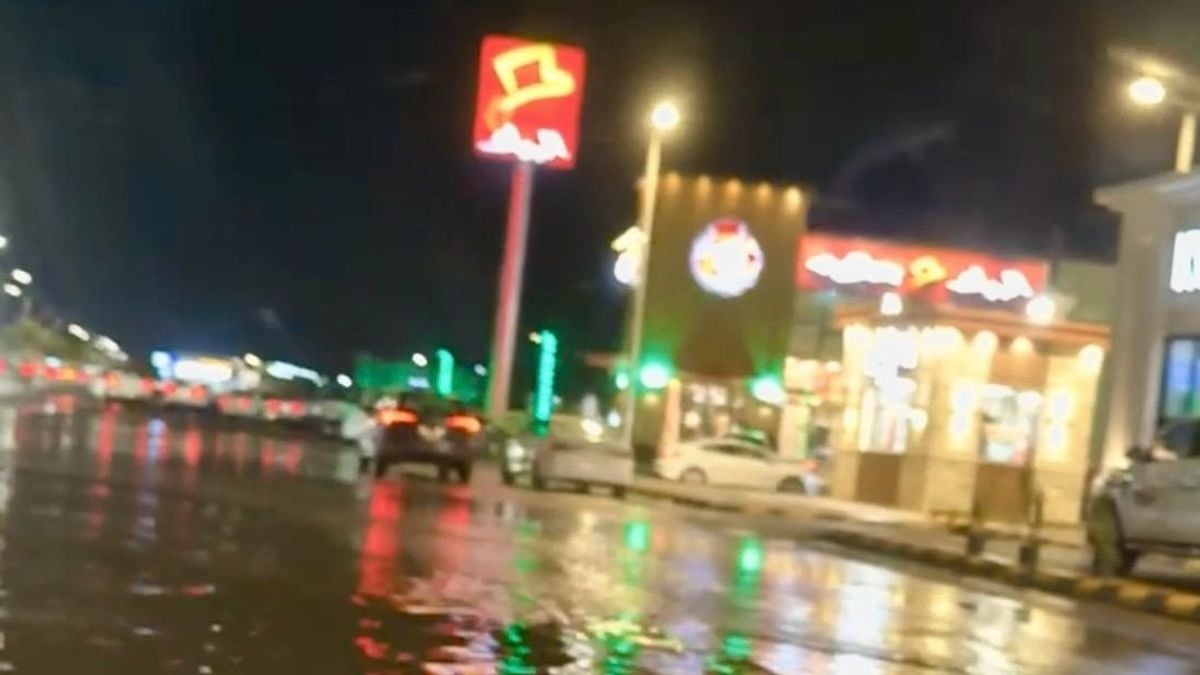 بالصور.. الأمطار الغزيرة تتواصل على جازان وسط جريان الأودية والسيول .. والدفاع المدني يحذر