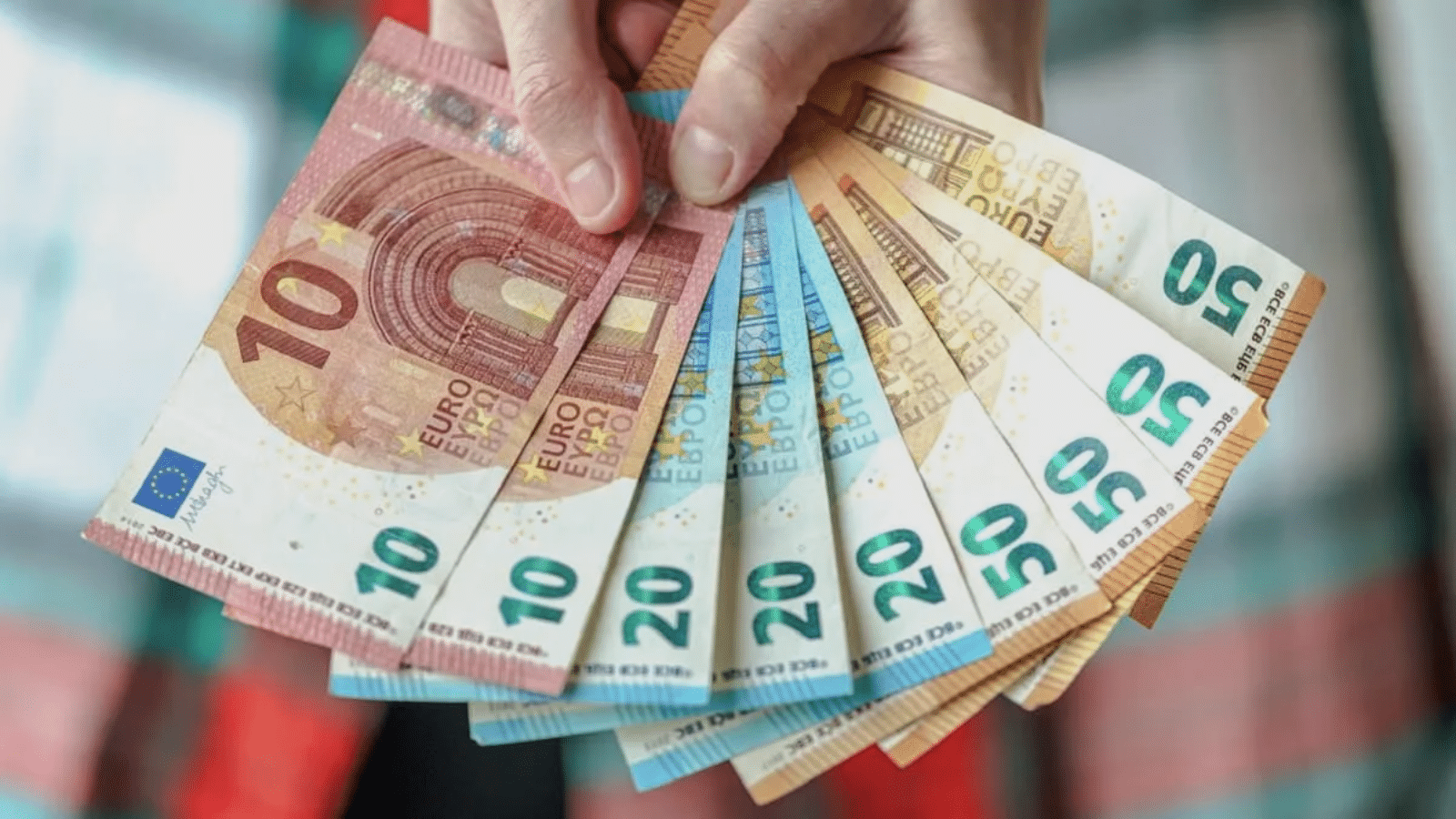سعر صرف اليورو والدولار مقابل الدينار الجزائري اليوم