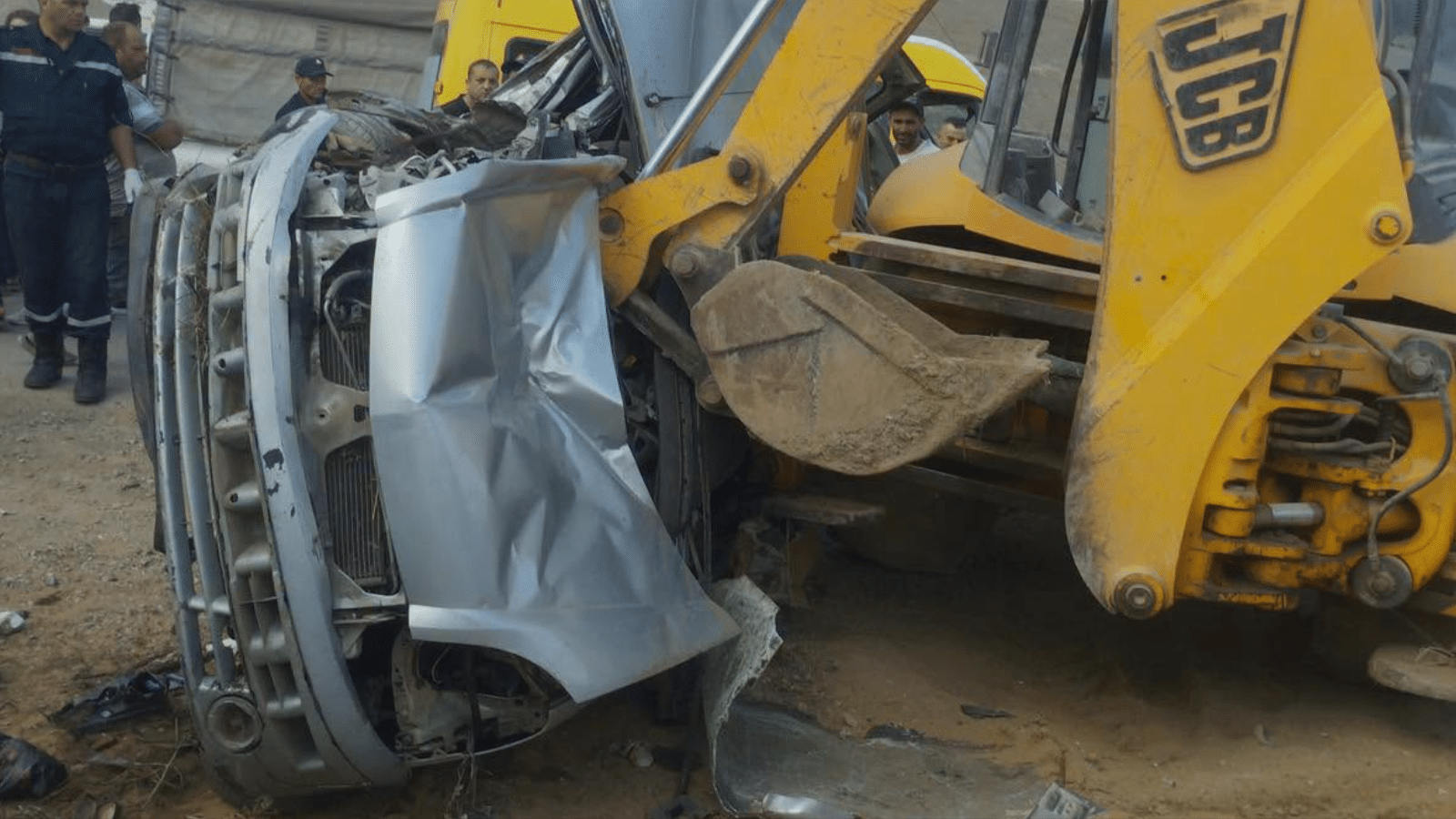 جيجل.. وفاة 3 أشخاص في اصطدام عنيف بين سيارة وجرافة