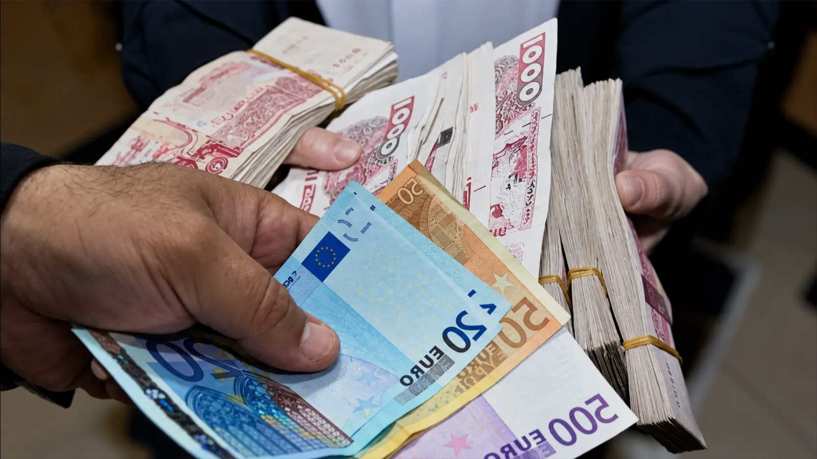 سعر اليورو والدولار في الجزائر يوم الأحد
