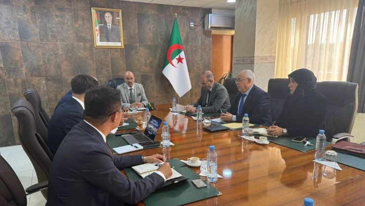 وزير الصناعة يبحث مع “تيرصام” إمكانية إطلاق مشروع لإنتاج السيارات السياحية بالجزائر