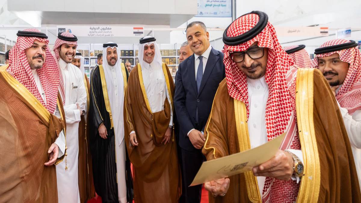 بالصور… السفير السعودي لدى الجزائر يزور جناح المملكة في معرض الجزائر الدولي للكتاب
