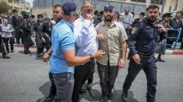 عاجل..                                             “صفعة وشلوت”.. شاهد علقة وزير الأمن القومى الإسرائيلى وزوجته بشوارع القدس